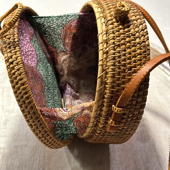 Anthropologie Shell Embellished Round Rattan Crossbody Bag - Picture 9 of 16